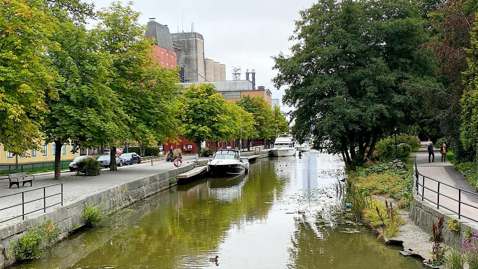 Muddringen av Enköpingsån är ett projekt som nu skjuts på framtiden av besparingsskäl. Kostnaden för projektet ligger på omkring 15 miljoner kronor.