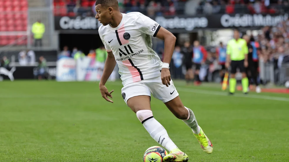 Kylian Mbappé bekräftar i en radiointervju att han ville lämna Paris S:t Germain i somras.