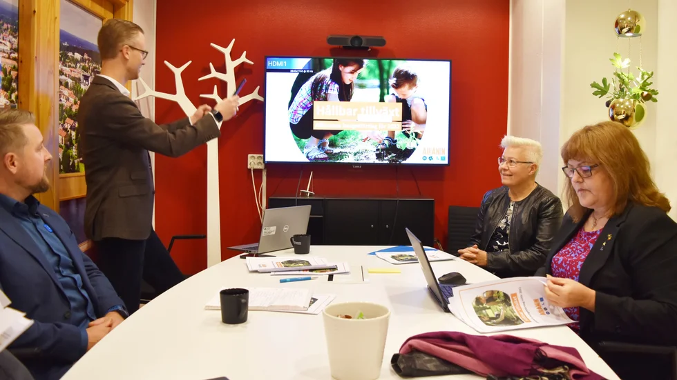Kvartetten som inte sprängdes. På måndagen presenterade Per Boström (KD), Andreas Löwenhöök (M), Carina Sundbom (C) och Christina Soldan (L) den borgerliga alliansens budgetförslag.