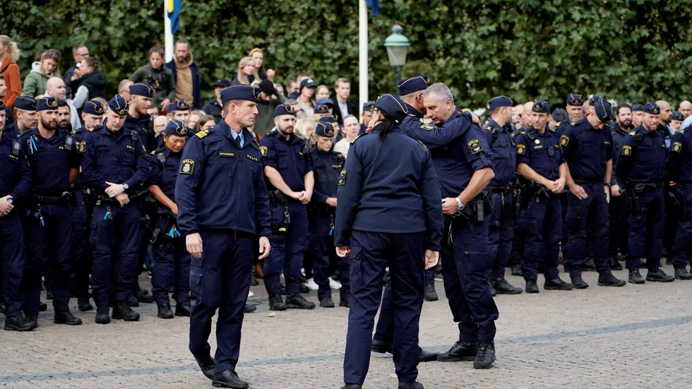 En tyst minut hålls på Stortorget i Malmö för att hedra de två poliser och konstnären Lars Vilks, som omkom i en trafikolycka utanför Markaryd på söndagen.