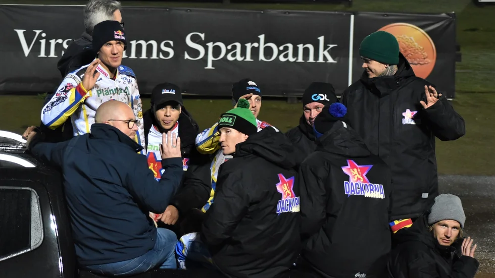Maciej Janowski, längst till vänster, har guldkänning med Dackarna efter den första SM-finalen mot Smederna.
