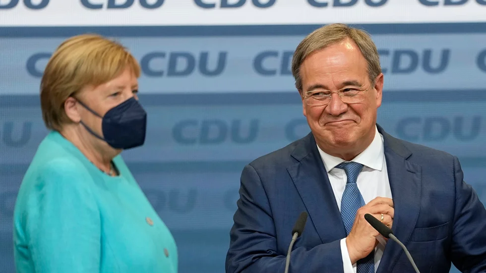 CDU:s partiledare Armin Laschet (tll höger i bild) och förbundskansler Angela Merkel (CDU).