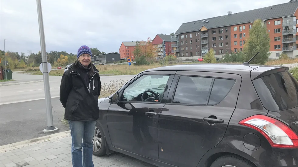 Sissi Lundgren är god man åt en person i området. Hon är missnöjd över att hon måste stå på gästparkeringen som har en maxtid på två timmar.