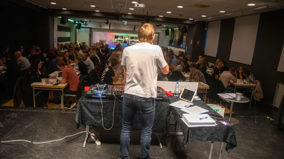 Patrik Persson framför de 45 lagen som tävlade när Badgers musikquiz firade tio år.