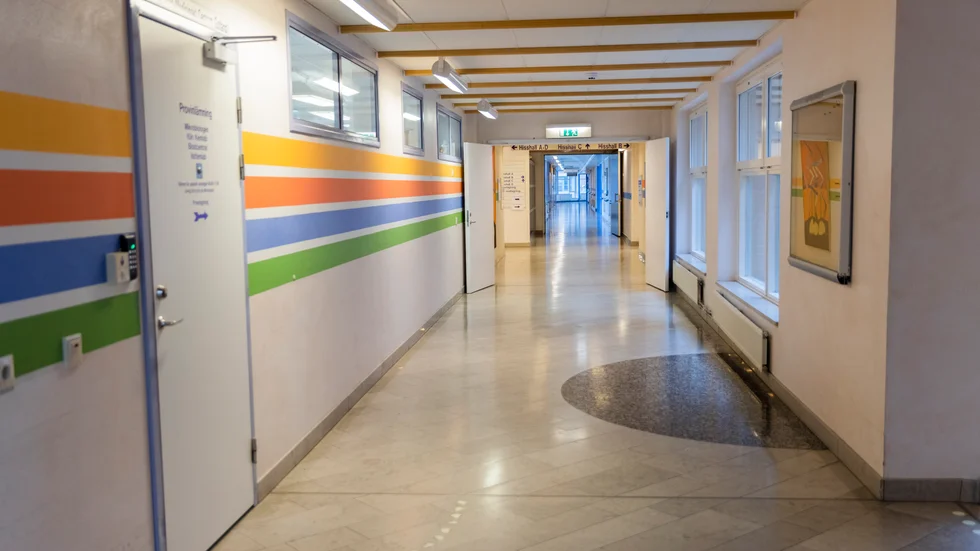 Visby lasarett. Hälso- och sjukvårdsnämnden har beslutat att införa ett nytt journalsystem – Cosmic. Det minsta man kan begära är att vi får veta hur många miljarder avtalet med Cambio Healthcare Systems AB kostar, tycker Gotlänningens ledarskribent. 