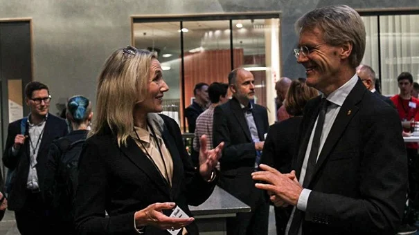 "Pandemin har visat på Uppsalaregionens kapacitet att övervinna svåra samhällsutmaningar och samtidigt fortsätta bryta ny mark, inte minst inom de kunskapsintensiva näringarna", säger landshövding Göran Enander, här med Charlotte Skott.
