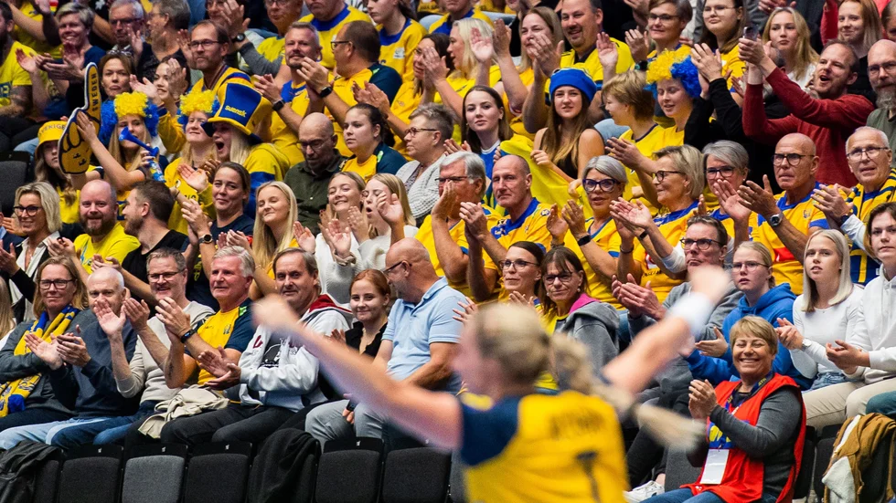 De 2 184 åskådarna fick se en bländande handboll stundtals där Sverige vann med 30-17.