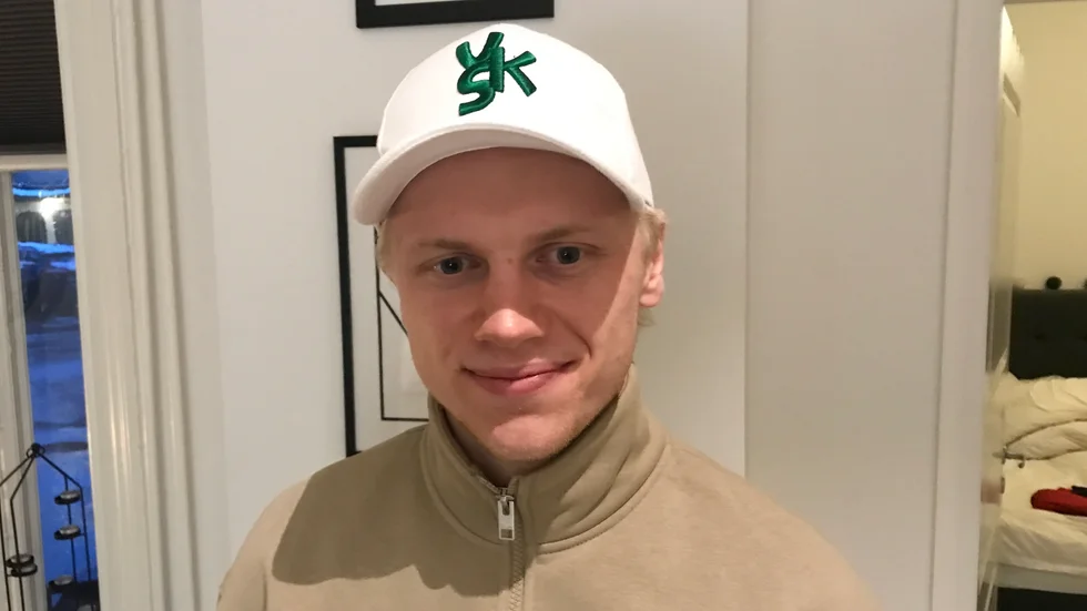 Det är nu, 2021. Viktor Spångberg har sin nya VSK-keps med sig hem från kontraktssigneringen i Västerås.