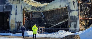 Polisens tekniker på plats vid branddrabbade byggnaden i Morjärv 