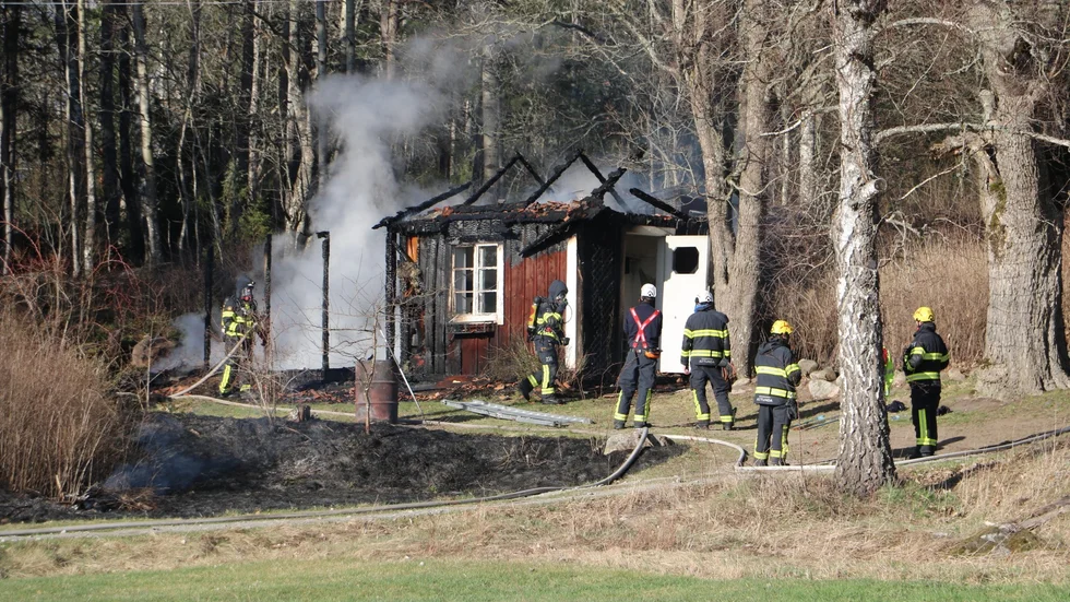 Under påskafton spred sig en gräsbrand i Gottröra till ett fritidshus som räddningstjänsten fick släcka för att sedan riva det som fanns kvar av huset.