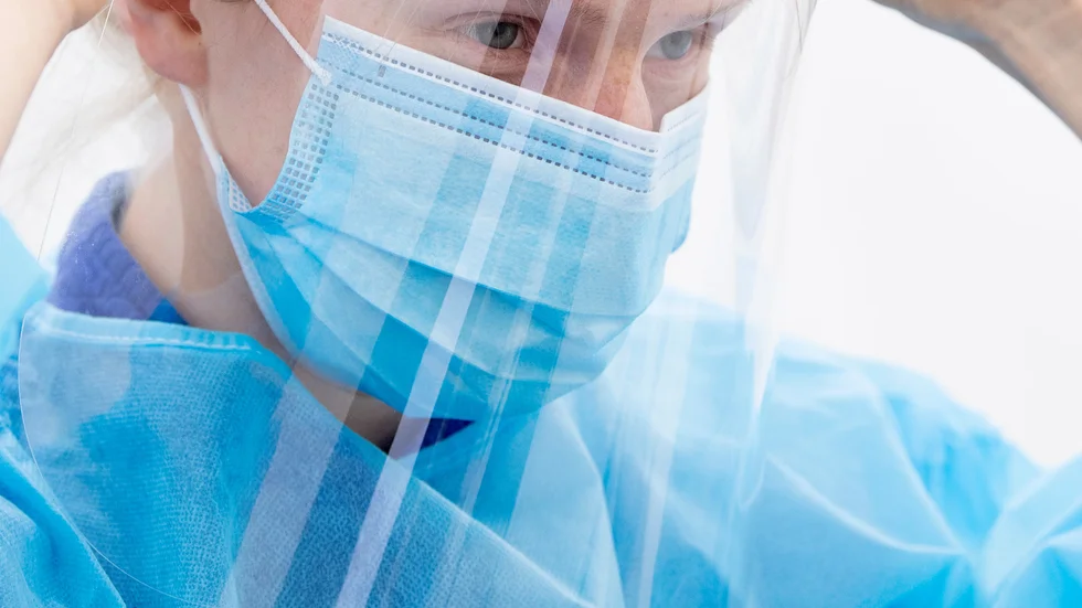Även fortsättningsvis gäller att vårdpersonal ska bära skydd vid misstänkta symptom. Men regeln om att alltid bära munskydd vid kontakt med patienter har tagits bort.