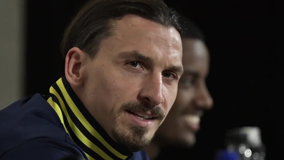 Zlatan Ibrahimovic, här i samband med landslagssamlingen i mars, är i blåsväder sedan han varit på en restaurang trots coronastängning i Milano.
