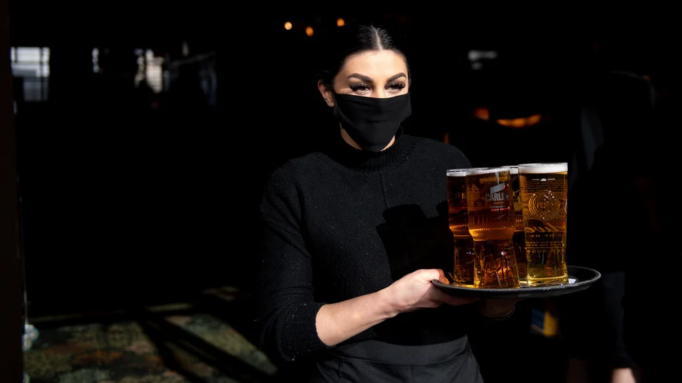 Öl på väg ut till besökare på puben Figure of Eights uteservering i Birmingham strax efter midnatt på måndagen.