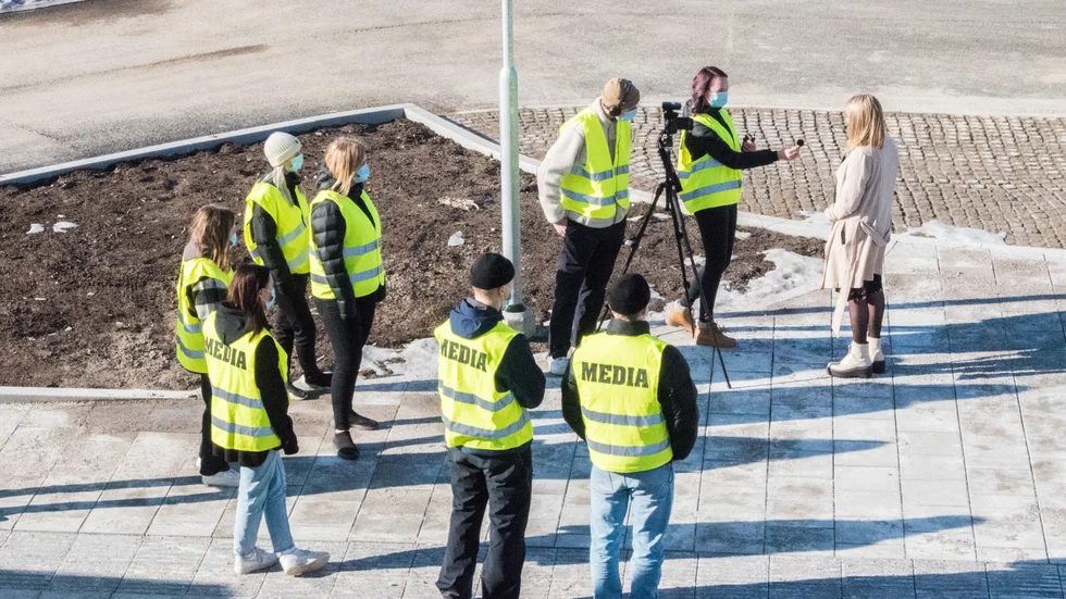 Ungdomarna från samhällsprogrammets medieinriktning på gymnasiet intervjuar regionrådet Linda Frohm (M) i samband med invigningen av persontågtrafiken på Haparandabanan.