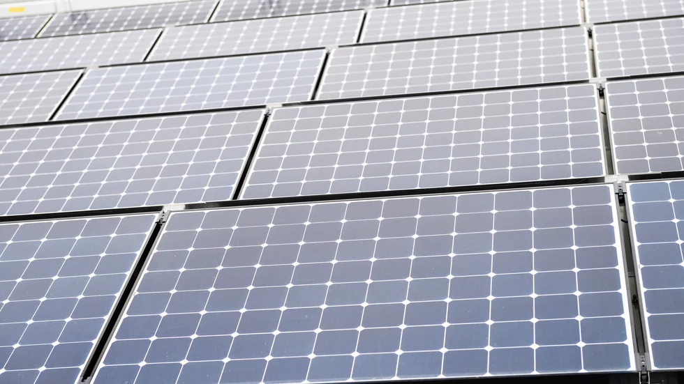 Katrineholmaren ansåg att solcellsinstallatören inte upplyst om att takläkten var rutten och ville ha ersättning. Solcellerna på bilden har inget samband med installationen i artikeln.