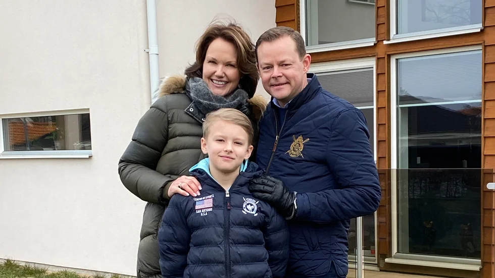 Rita Andersson Omvik och Magnus Andersson, tillsammans med sonen Philip Andersson Omvik, trivs i Vadstena och att få vara en familj på heltid.