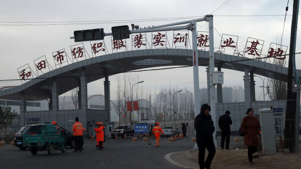Entrén till ett interneringsläger i Hotan i verklighetens Xinjiang. Arkivbild.