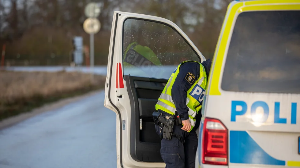 Polisen åkte till området för att leta efter gärningsmännen efter knivrånet i Finspång.