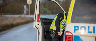 Maskerade män knivrånade tonåring