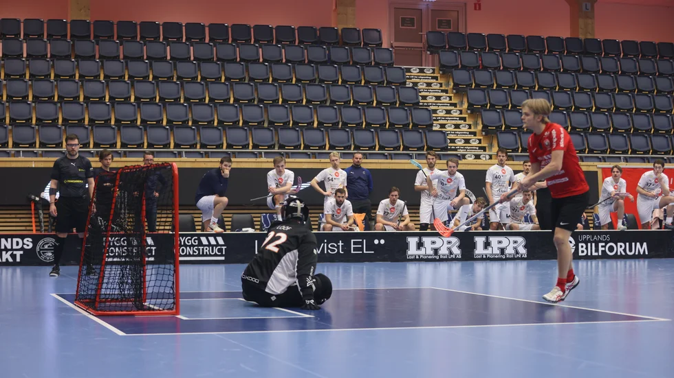 Filip Eriksson sätter 1-0 på straff för Storvreta i den första semifinalen. Det blev ytterligare två mål i matchen för vänsterforwarden.