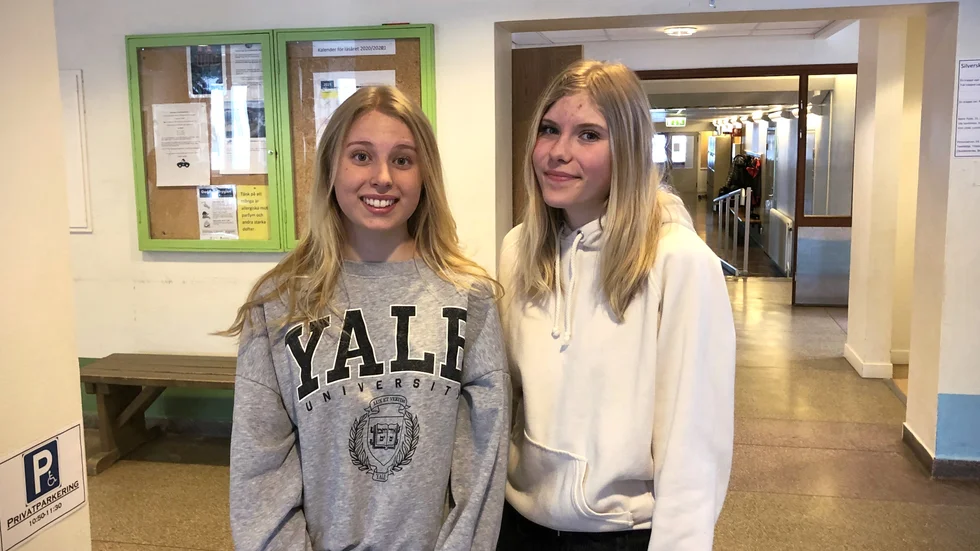Tora Dahlberg och Ines Le Goascogne går i årskurs nio på Silverskolan. Båda har sökt samhällsprogrammet på Hornavanskolan och är glada att de kommer att kunna stanna kvar i Arjeplog för gymnasiestudierna.