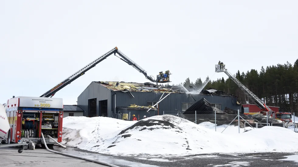 På söndagseftermiddagen ser platsen ut så här. Räddningstjänsten har öppnat upp taket.