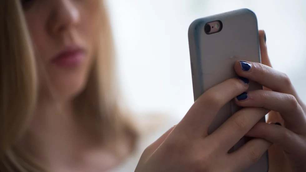 En man har genom hot fått flera unga flickor att posera sexuellt framför mobilkameran, nu döms han till fängelse för bland annat våldtäkt och grovt sexuellt övergrepp av barn.