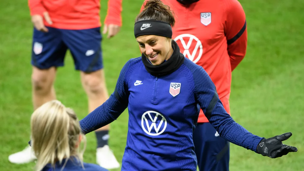 Carli Lloyd och amerikanska landslaget tränar på Friends Arena inför lördagens landskamp mot Sverige.