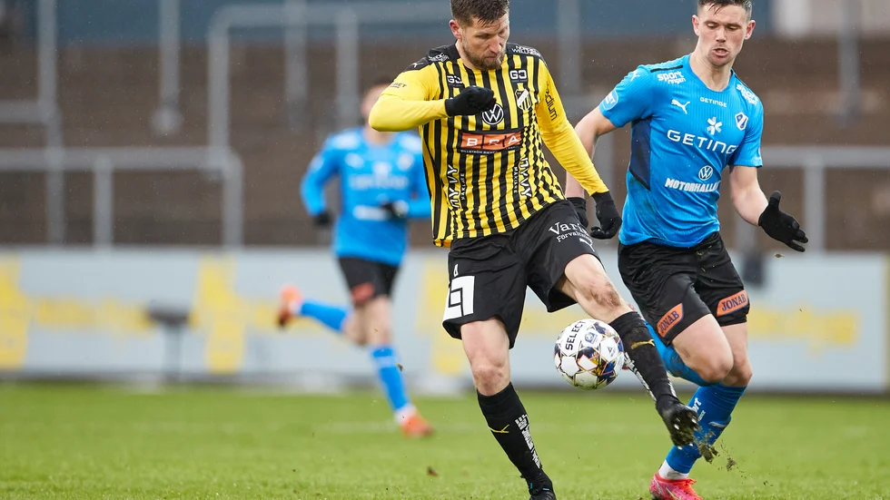 Häckens Joona Toivio, till vänster, missar landskampen mot Sverige den 29 maj. Han spelar cupfinal med Häcken dagen därpå. Det är skälet till att försvararen inte finns med i förbundskaptenens preliminära EM-trupp. Arkivbild.