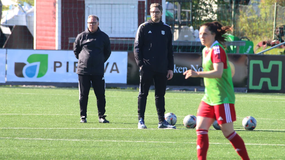 Leif Strandh och tränaren Christoffer Cylvén under Piteås träning där Stellan Carlsson saknades.