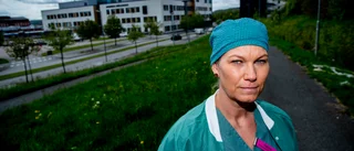 Hon har jobbat hundratals timmar övertid