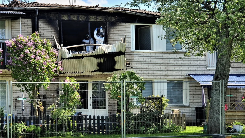 Kriminaltekniker var på plats på måndagen och undersökte brandplatsen på Sörgårdsgatan i Skäggetorp.