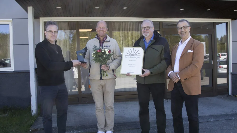 Petter Mikaelsson tar emot utmärkelsen från Magnus Stenberg, Pär Johansson och Lahcene Chellig.