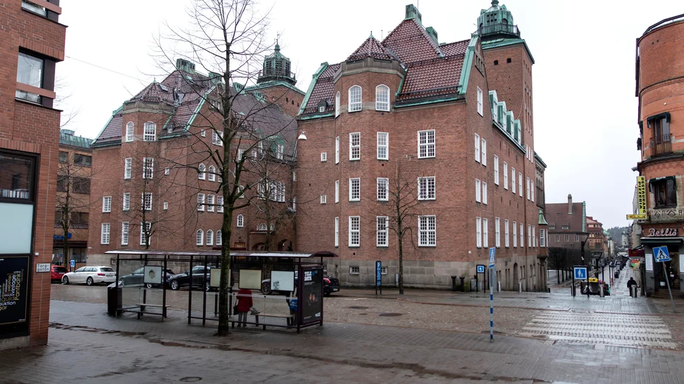 Borås tingsrätt. Fyra män åtalas för att ha tillverkat eller hanterat hemgjorda bomber. Arkivbild.