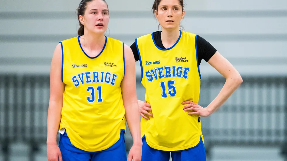 Fanny Wadling tillsammans med Luleå Baskets Josefin Vesterberg under det pågående landslagslägret.