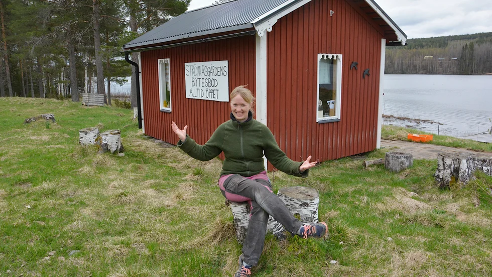 Här bor Åsa Lindbo, men bakom ryggen är inte hennes hem i Havsträsk utan hennes bytesbod. " Målet är att ha öppet i somamr får vi se hur det funkar", säger Åsa.