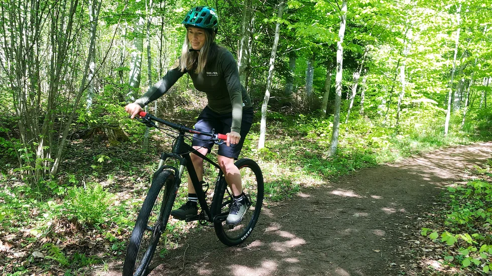Linda Staaf på en av Ombergs utmärkta cykelleder för mountainbike. Det finns två leder, en i söder och en i norr. 