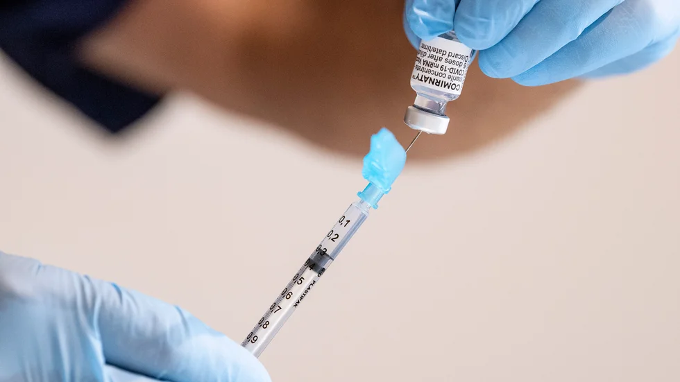 En spruta med covid-19 vaccinet Comirnaty från Pfizer-BioNTech görs klar för användning. Arkivbild.