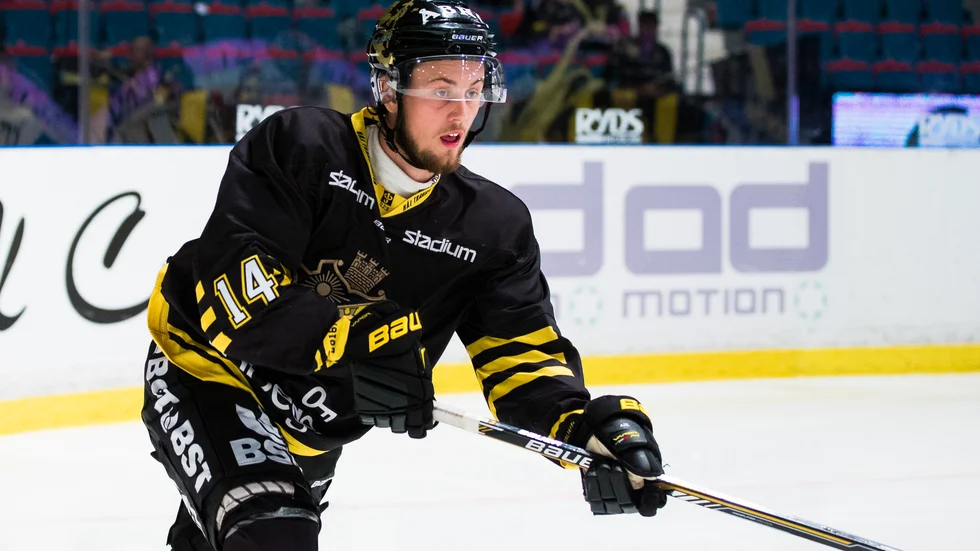 Lucas Lagerstedt kommer ursprungligen från Iron, och fortsatte juniortiden i Almtuna och AIK.