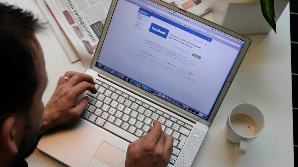 Generaliseringar och fördomar om politiker är vanligt på Facebook, enligt en ny studie.