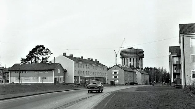 Strax före julen 1957 stod vattentornet i Berga hage färdigt i sin fulla höjd. Linköping hade därmed fått ett nytt landmärke. 