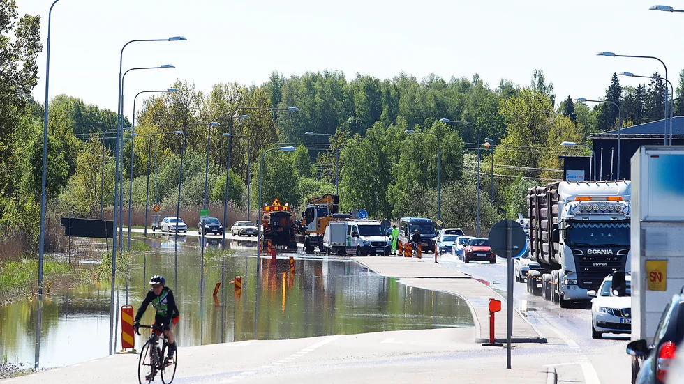Vatten från Ekeby våtmark har trängt upp på Folkestaleden och begränsar framkomligheten. Intilliggande Retuna är stängt på grund av översvämning.