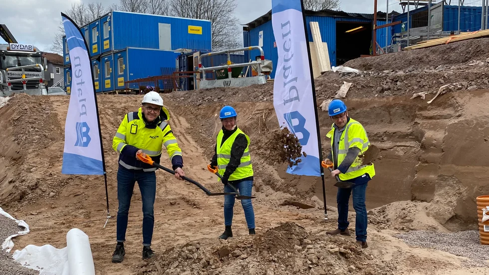 Första spadtaget för Bostadsstiftelsen Platens 15-våningshus i kvarteret Facklan togs av Marcus Sandlund, affärschef NCC, Caroline Unéus (M), ordförande samhällbyggnadsnämnden och Daniel Starkengren (M), ordförande bostadsstiftelsen Platen.
