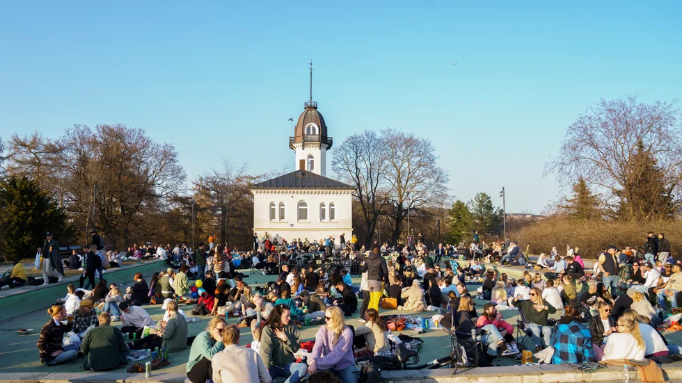 Folksamling i parken St Hanshaugen i Oslo på lördagskvällen.