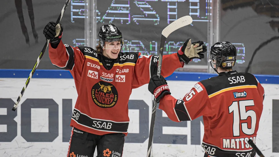 Luleå har kopplat ett grepp om kvartsfinalserien mot Skellefteå. Här firar Carl Mattsson och Radek Muzik firar 4–0-målet i 5–1-segern.
