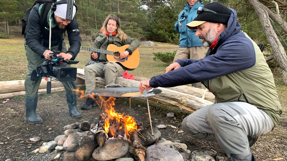 Vid lägerelden förenades musikerna Pernilla Andersson och Nicka Hellenberg inte bara i det gemensamma intresset för fiske. Två kameror filmade allt.