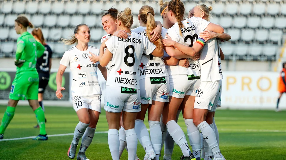 Damklubbar som Rosengård har anledning att glädjas lite extra åt att fotbollens elitklubbar på herrsidan avstår från en del av coronaersättningen som i stället går till damerna. Arkivbild.
