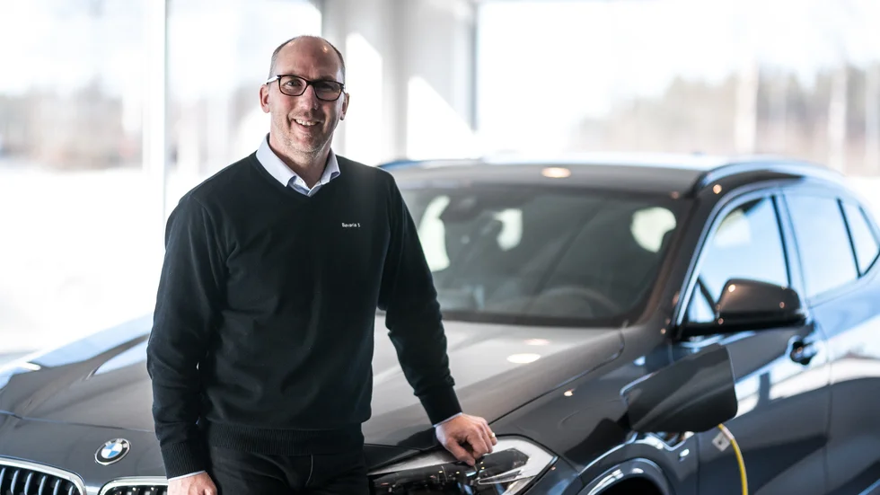 "Det är en häftig upplevelse att köra elbil. Du hör inget motorljud, du nästan svävar fram. Det är en speciell känsla, och allt fler vill uppleva just den. Elbilen är här för att stanna", säger Mikael Lindgren på Bavaria.