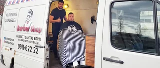 Barberaren kör med rullande salong: "I dag har vi varit till Jävre och klippt några stycken"