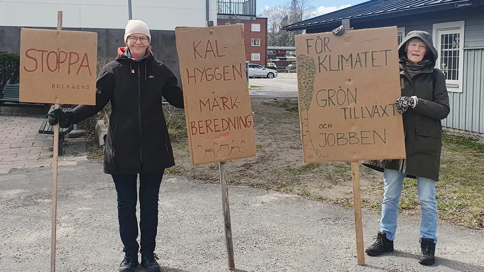 Ann-Kristin Hilli och Ylva Sköld ledde Skydda skogens demonstration mot kalhyggesavverkning i Tierp på fredagen. 